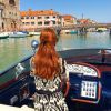 Em Veneza, Marina Ruy Barbosa faz passeio de barco