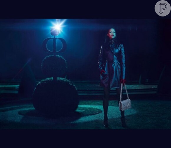 Para o vídeo, Rihanna usou looks da nova coleção outono/inverno da grife Dior