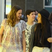 Bruna Marquezine vai às compras com grupo de amigos em shopping no Rio