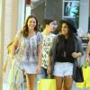 Bruna Marquezine vai às compras na companhia de amigos, no Rio