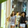 Bruna Marquezine vai às compras na companhia de amigos, no Rio