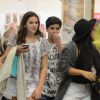 Bruna Marquezine circula com amigos em shopping no Rio