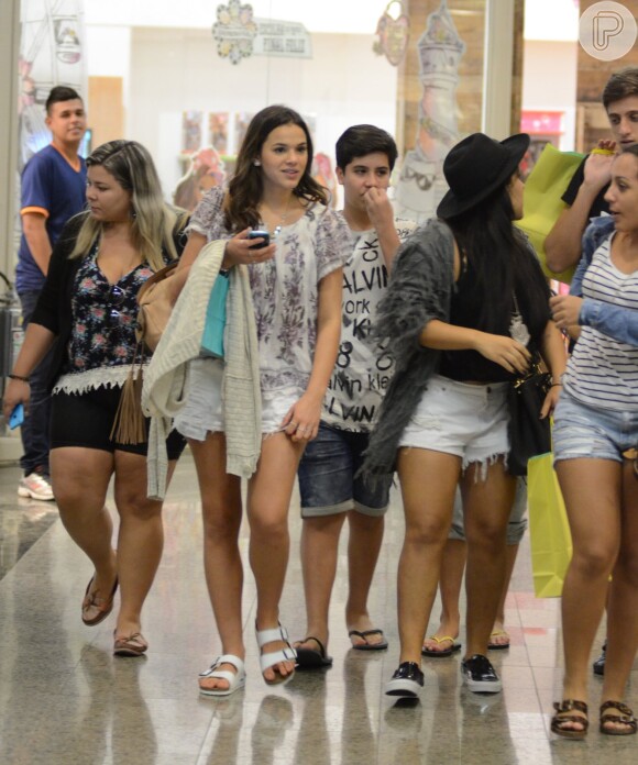 Bruna Marquezine circula com amigos em shopping no Rio