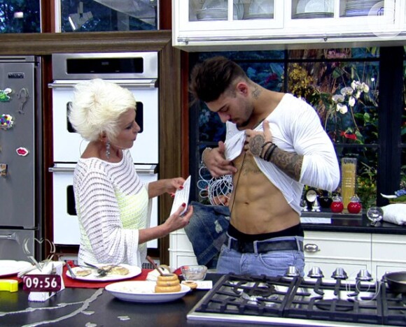 Lucas Lucco levantou a camisa para Ana Maria Braga ver suas tatuagens
