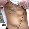 Lucas Lucco levantou a camisa para mostrar uma tatuagem que tem no peito