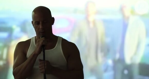 O vídeo foi publicado no Facebook do ator Vin Diesel e ele aparece cantando versos da música 'Habits (Hábitos)', da sueca Tove Lo. 'Você foi embora e eu tenho que ficar / Chapada o tempo todo / Para te manter fora de minha mente'