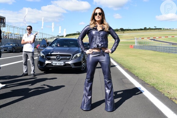 A cantora Claudia Leitte posou toda cheia de estilo antes de testar o lançamento da Mercedes-Benz