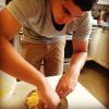 Nesta quarta (30), Enzo Motta postou foto preparando uma tarte tatin, a torta francesa feitas com frutas e açúcar caramelizado