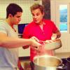 Enzo Motta e Edson Celulari aparecem cozinhando em foto que ator postou no Instagram
