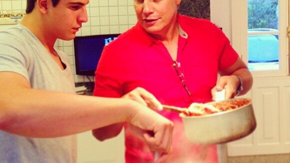 Enzo Celulari aparece cozinhando com o pai, Edson Celulari: 'Comidinha orgânica'