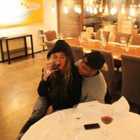 Beyoncé publica foto bebendo vinho no colo de Jay-Z