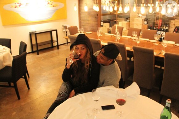 Beyoncé bebe vinho no colo de Jay-Z