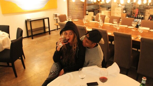 Beyoncé publica foto bebendo vinho no colo de Jay-Z