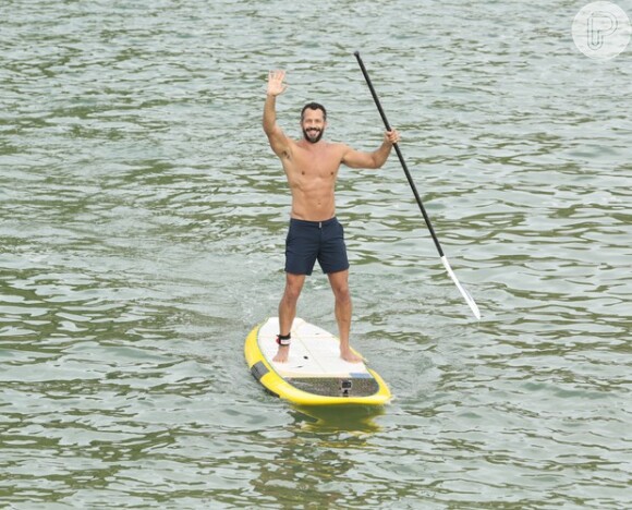 Malvino Salvador pratica stand up paddle no 'Estrelas', em 23 de maio de 2015