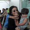 Juliana Paes foi clicada sendo agarrada pelos filhos, em clima de felicidade