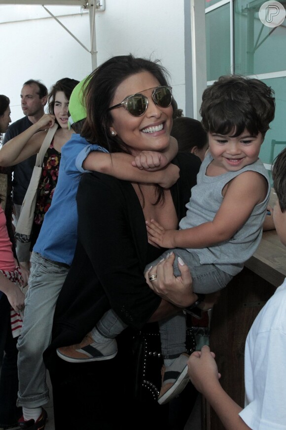 Juliana Paes foi clicada sendo agarrada pelos filhos, em clima de felicidade