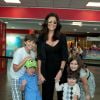 Juliana Paes levou os filhos, Pedro, de 1 ano, e Antonio, de 4, ao musical 'Disney On Ice', em uma casa de shows na Barra da Tijuca, na Zona Oeste do Rio de Janeiro, neste domingo, 24 de maio de 2015