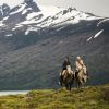 Na Patagônia, Júlia (Isabelle Drummond) e Felipe (Michel Noher) passeiam a cavalo, na novela 'Sete Vidas'