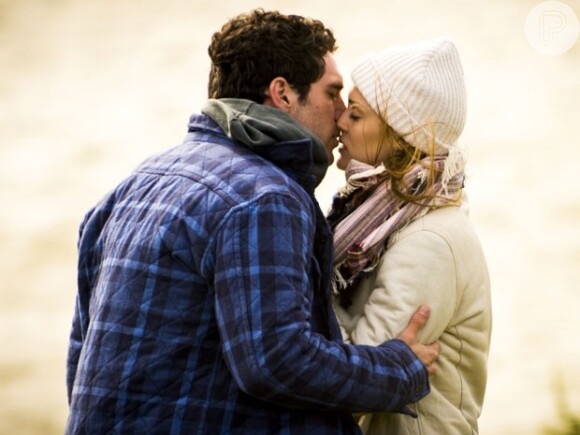 Júlia (Isabelle Drummond) e Felipe (Michel Noher) não resistem à atração e se beijam, na novela 'Sete Vidas', em 25 de maio de 2015
