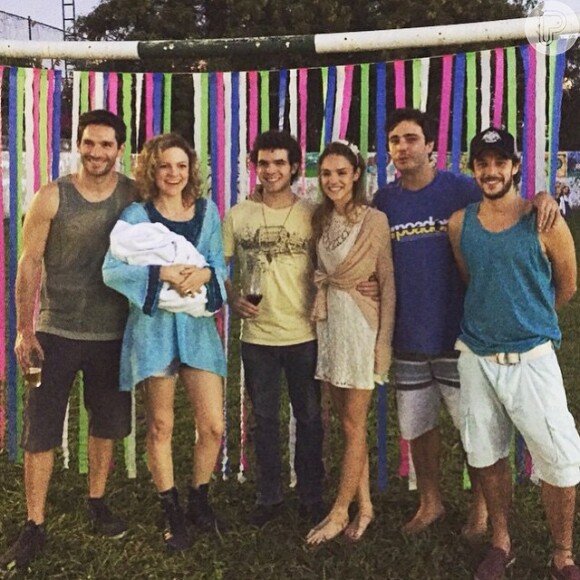 Parte do elenco de 'Sete Vidas' se reuniu na casa da atriz Regina Duarte no domingo, 24 de maio de 2015