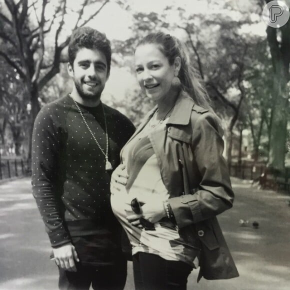 Grávida, Luana Piovani posa com o barrigão de grávida ao lado do marido, Pedro Scooby, em Nova York, Estados Unidos