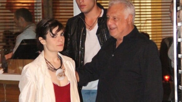 Antônio Fagundes janta com a namorada, Arieta Corrêa, e com o filho Bruno