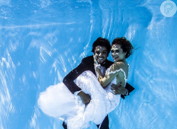 Rodrigo Simas e Juliana Paiva mostraram sintonia também debaixo d'água, em um ensaio fotográfico em comemoração pelos 20 anos de 'Malhação'