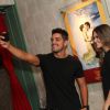 Rodrigo Simas e Juliana Paiva fazem selfie no evento