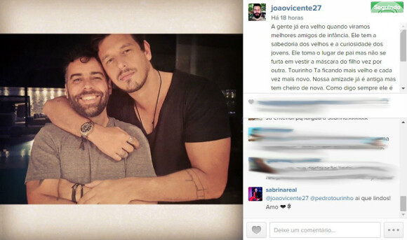 João Vicente de Castro usou o Instagram para homenagear o amigo Pedro Tourinho por seu aniversário e Sabrina Sato comentou a foto com emoticons de coração e flor: 'Ai, que lindos! Amo'