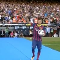 Neymar se apresenta no Barcelona com estádio lotado e Bruna Marquezine chora