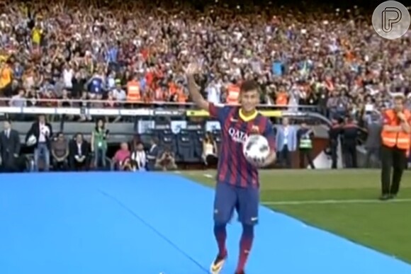 Neymar se apresenta à torcida do Barcelona com o estádio de Camp Nou lotado, em 3 de junho de 2013