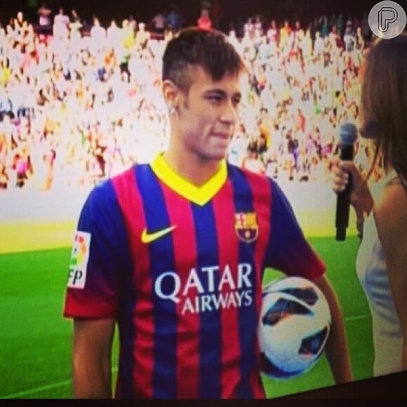 Neymar usa camisa ainda sem número durante apresentação