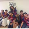 Bruna Marquezine posa com amigos de Neymar durante apresentação do craque no Barcelona
