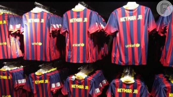 Lojas de Barcelona vendem camisa de Neymar por um preço equivalente a R$ 256