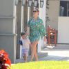 A atriz Leticia Birkheuer escolheu um vestido verde estampado no estilo quimono para passear com o filho, João Guilherme