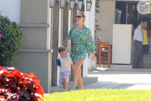 A atriz Leticia Birkheuer escolheu um vestido verde estampado no estilo quimono para passear com o filho, João Guilherme