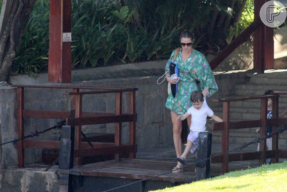 Leticia Birkheuer segura o filho pela camisa para ele não cair na lagoa do Clube dos Caiçaras, na Lagoa Rodrigo de Freitas, na Zona Sul do Rio de Janeiro, nesta quarta-feira, 27 de maio de 2015