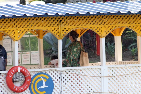 Leticia Birkheuer não saiu de perto do filho durante o trajeto