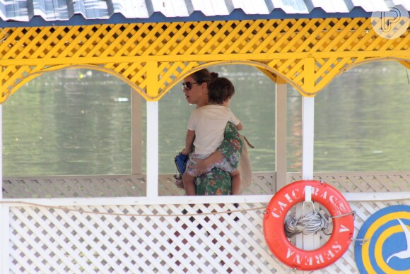 A atriz Leticia Birkheuer carregou o filho no colo na saída do barco