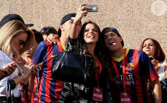 Bruna Marquezine tira foto com os amigos de Neymar
