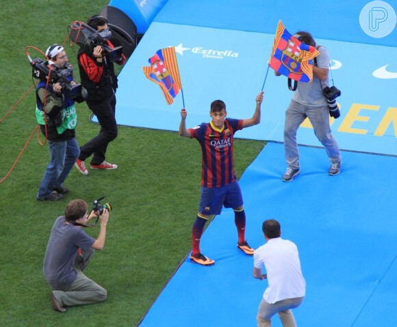 Neymar movimentou 56 mil torcedores, que foram ao estádio do Camp Nou para assistir a apresentação do craque