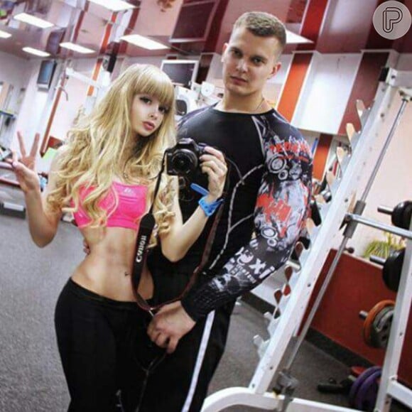 A 'Barbie Russa' Angelica Kenova afirma que nunca passou por intervenção cirúrgica e conseguiu a semelhança com a boneca famosa graças à dieta e exercícios físicos