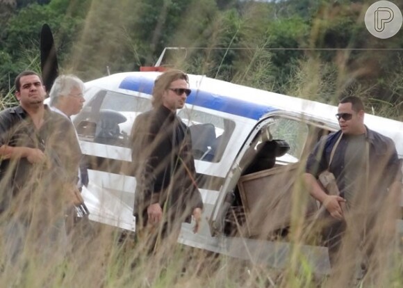 Do esconderijo, os tenentes fotografam a transação de Alberto (Igor Rickli) na pista de voo clandestina, em 'Flor do Caribe'