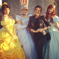 Juliana Paes tem 'dia mágico' ao lado de princesas na Disney, nos Estados Unidos