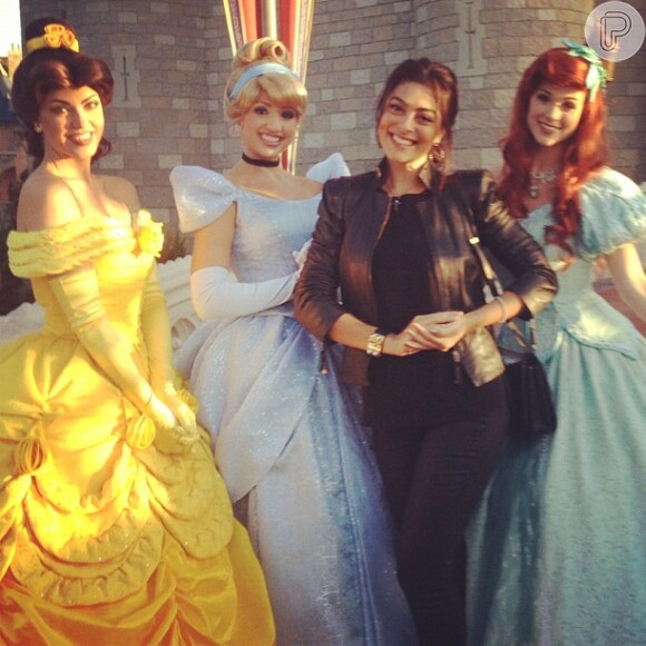 Juliana Paes entre as princesas encantadas dos parques da Disney, em foto postada no dia 4 de dezembro de 2012