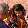Bruna Marquezine teve a companhia dos amigos de Neymar no Camp Nou. O grupo se divertiu tirando várias fotos no celular