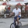 Arnold Schwarzenegger conseguiu pedalar sobre um trecho da ciclovia e pode admirar o céu ligeiramente ensolarado da tarde