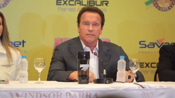 Arnold Schwarzenegger se declara ao Brasil e passeia de bicicleta na orla do RJ