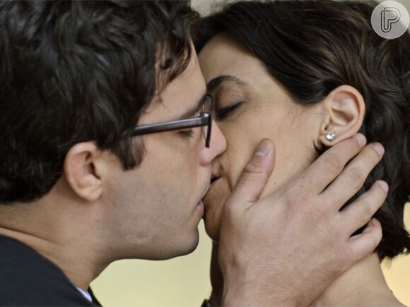 Isabel (Mariana Lima) beija Luís (Thiago Rodrigues), na novela 'Sete Vidas'