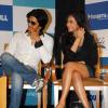 Jiah Khan senta ao lado do ator Riteish Deshmukh, que se despediu da artista pelo Twitter